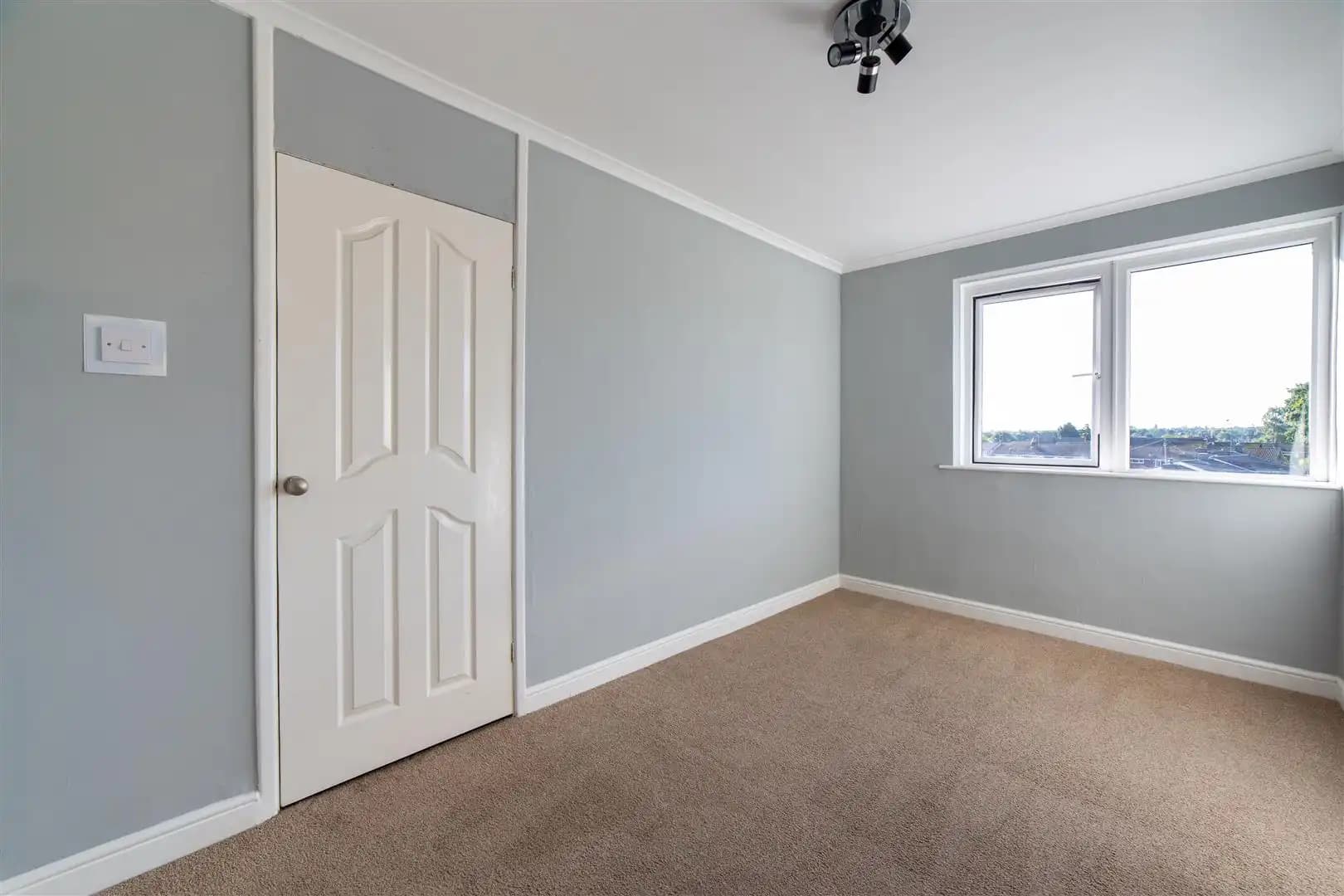 property photo 5 of 8