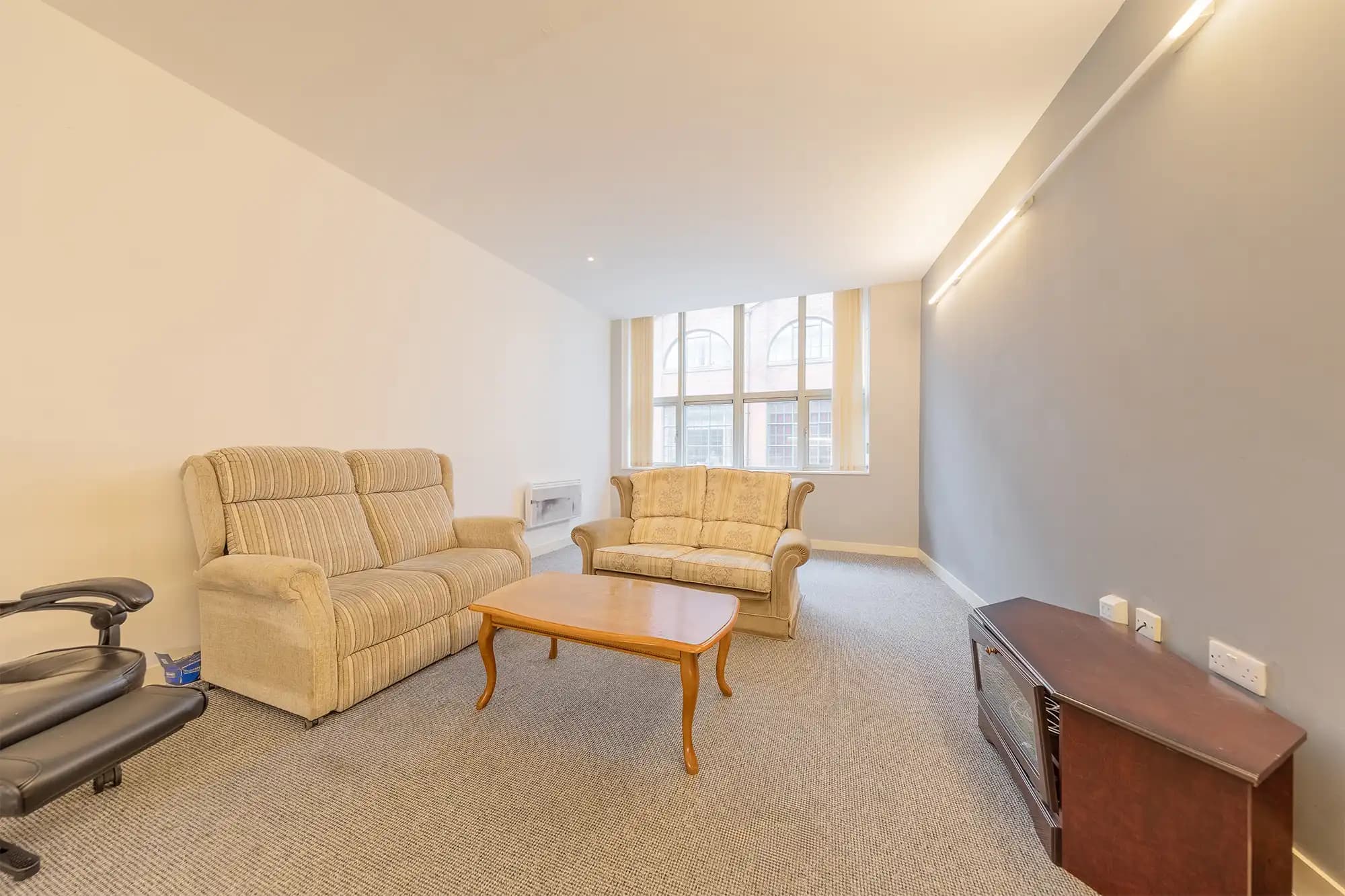 property photo 5 of 17