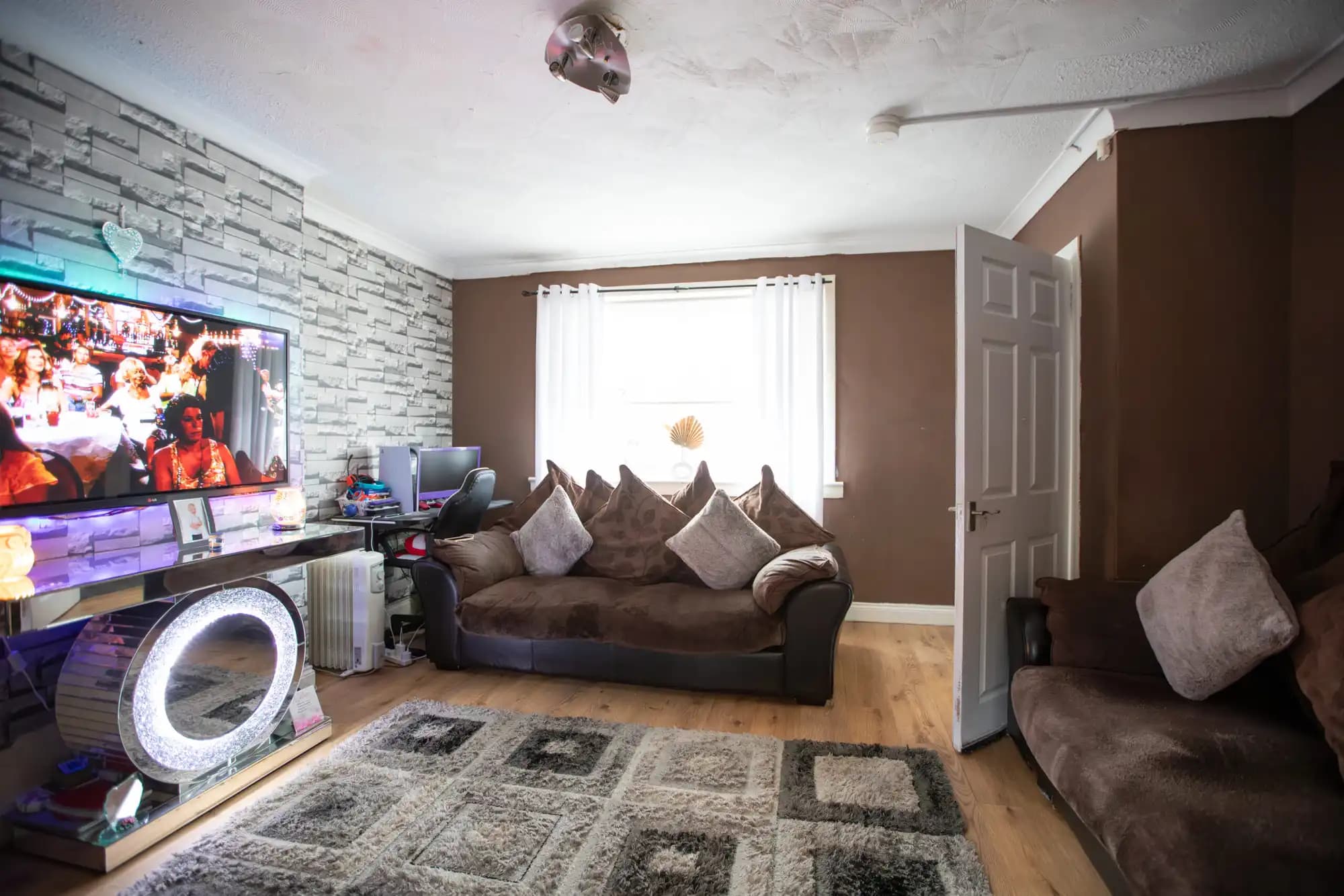 property photo 8 of 32