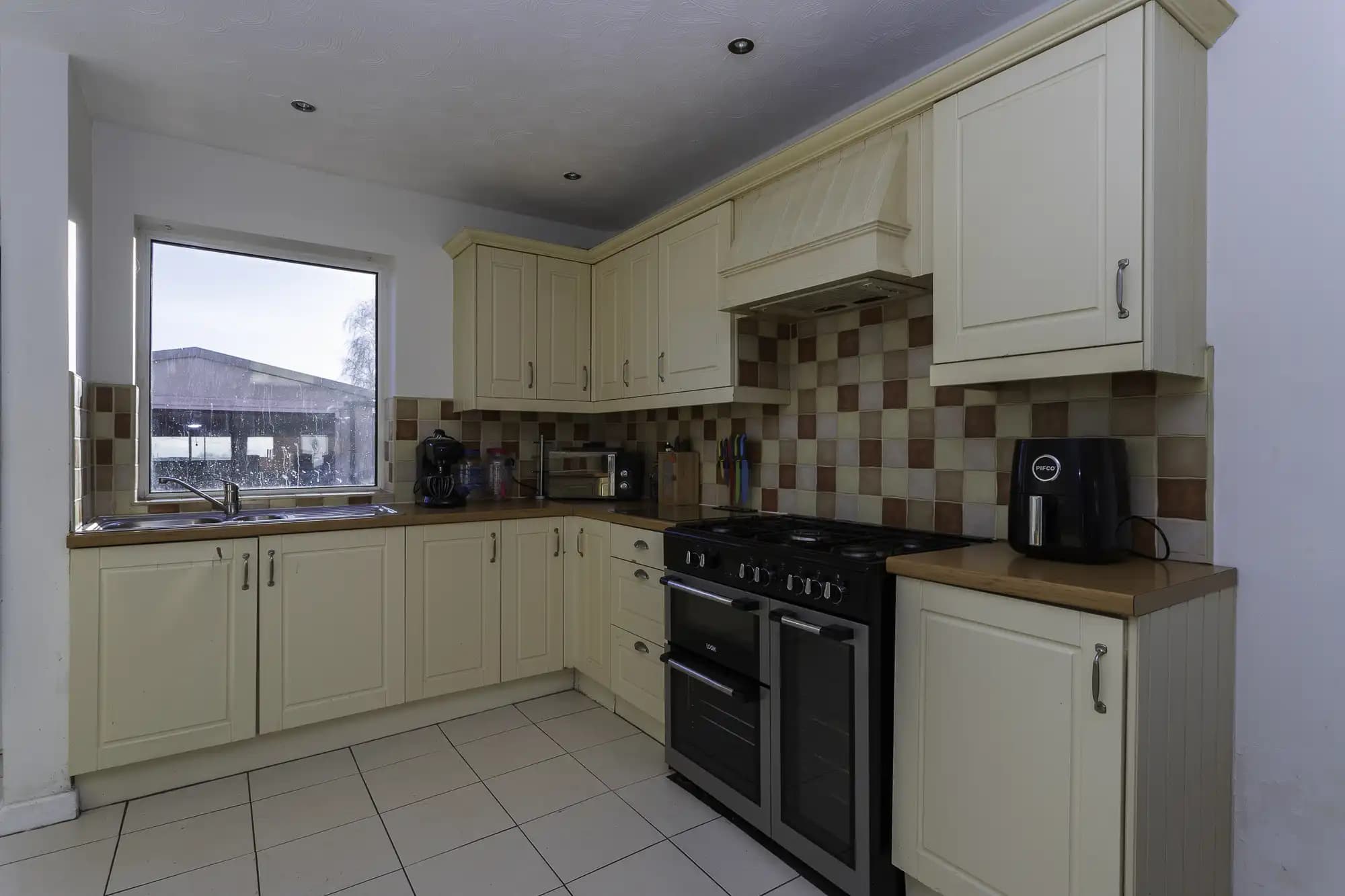 property photo 9 of 22