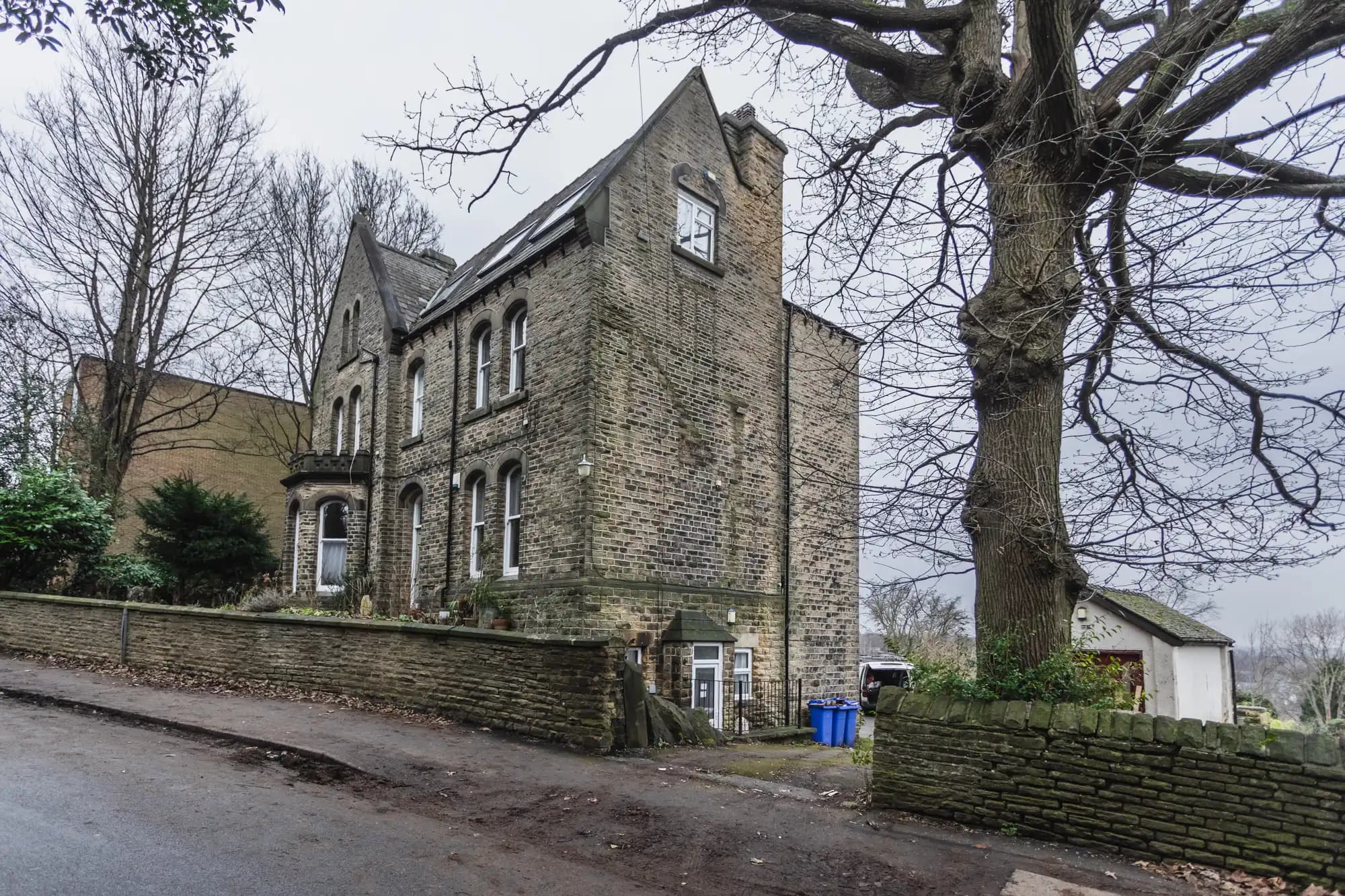 property photo 6 of 9