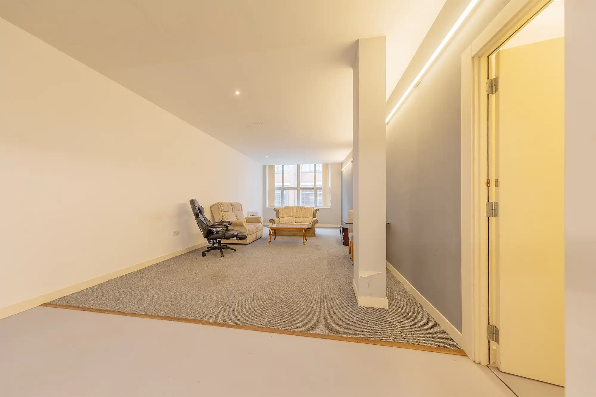property photo 6 of 17
