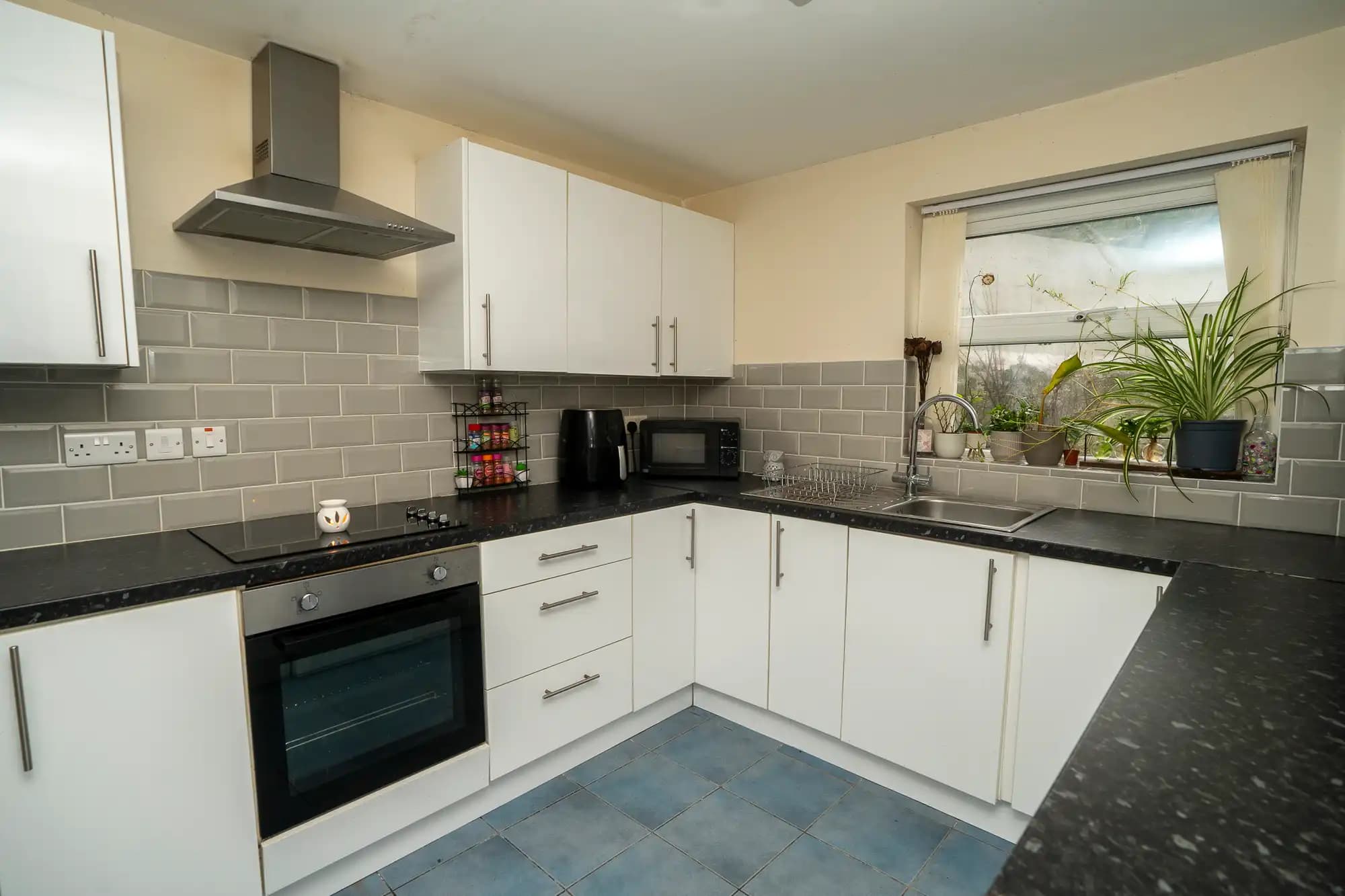 property photo 5 of 13